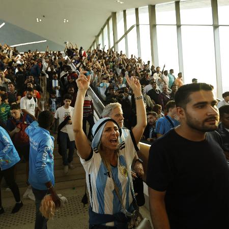 Torcedores da Argentina lotam o metro do Qatar para chegar ao estádio Lusail para a final da Copa - REUTERS/Thaier Al-Sudani