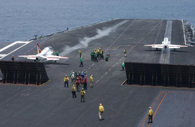 O deque de onde partem as aeronaves O deque de onde partem as aeronaves