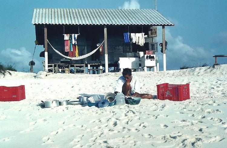 Maurizélia lavando louça na areia, no Atol das Rocas  - Arquivo Pessoal - Arquivo Pessoal