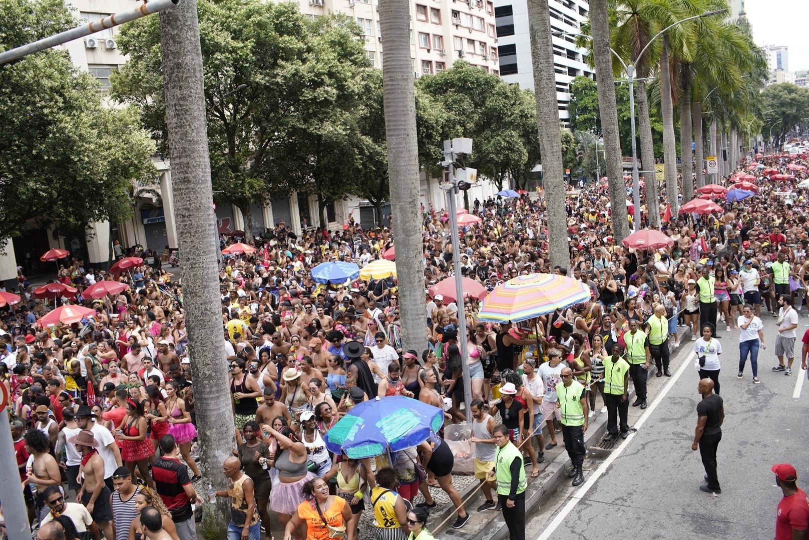 Megabloco Chora Me Liga enche ruas no centro do Rio de Janeiro - Ricardo Borges / UOL