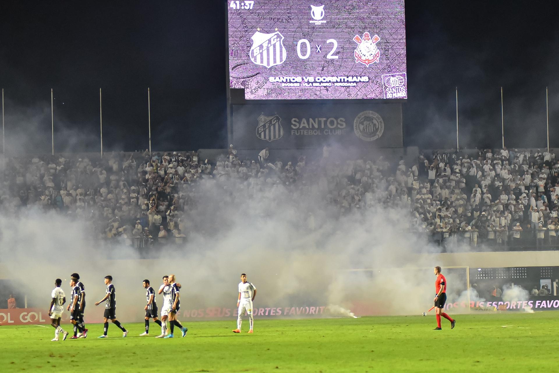 JOTA ERRE/AGÊNCIA O DIA/ESTADÃO CONTEÚDO - Bombas no gramado da Vila Belmiro