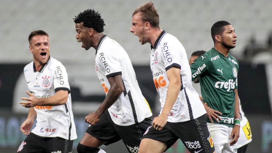 Gil comemora gol contra o Palmeiras após cobrança de escanteio de Fagner - Rodrigo Coca/Agência Corinthians