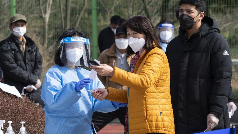 14.mar.21 - Teste da covd-19 é aplicado em morador de Hwaseong, na Província de Gyeonggi, na Coreia do Sul - Seo Yu-Seok/Xinhua