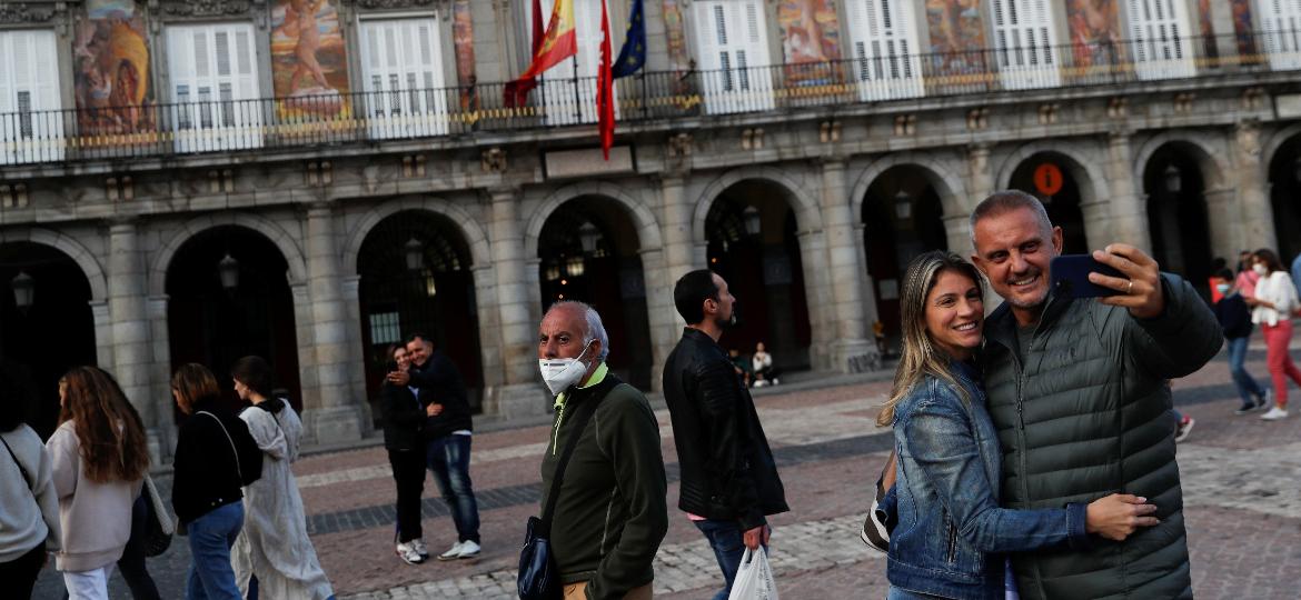 Turistas posam para fotos na Plaza Mayor, em Madri, Espanha - SUSANA VERA/REUTERS