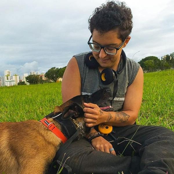 Minha facul nos eua fez uma noite brasileira, julguem o cachorro