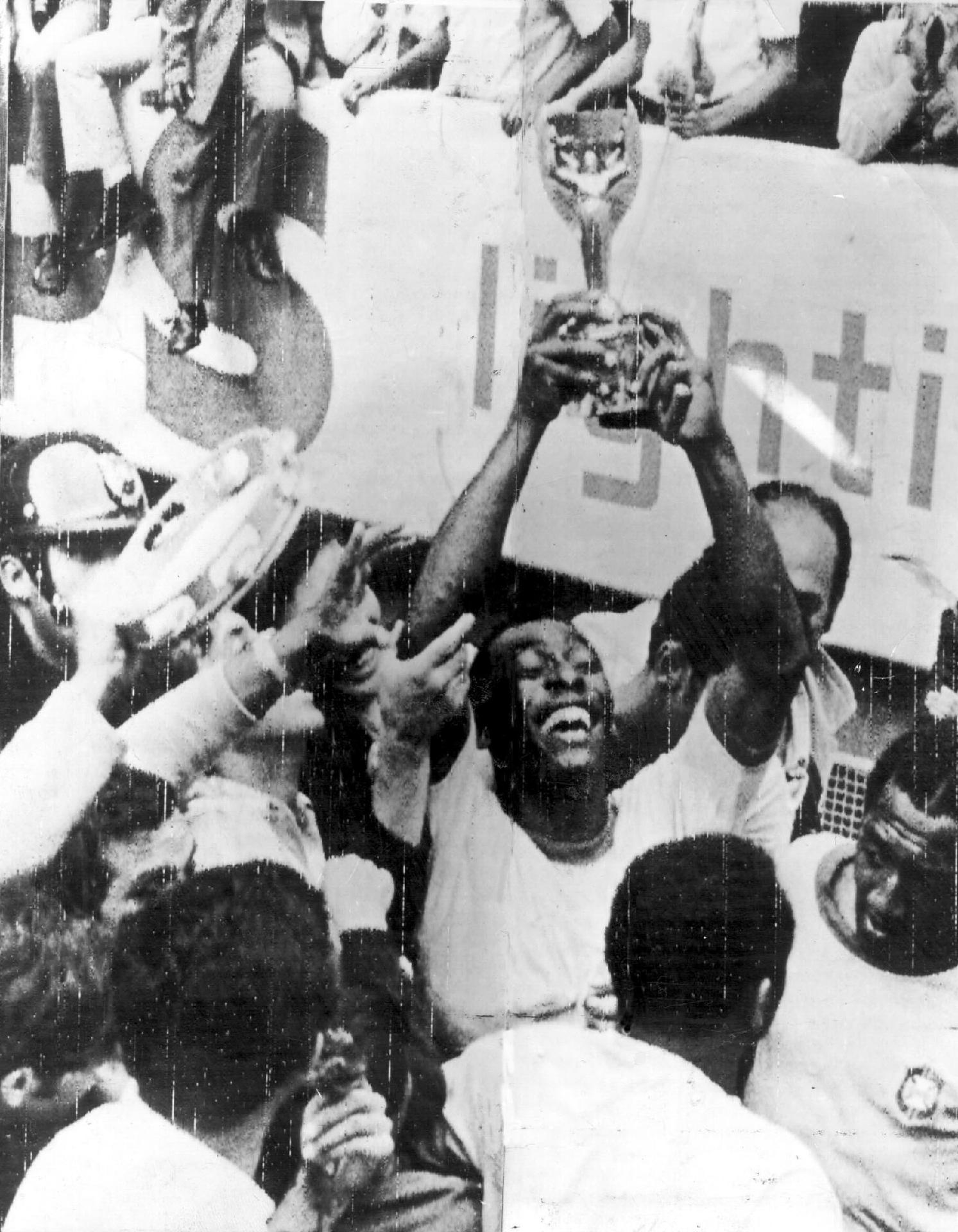 Pelé ergue a Taça Jules Rimet em 21 de junho de 1970, no Estádio Azteca (Cidade do México). A vitória de 4 a 1 sobre a Itália deu ao Brasil a posse definitiva do troféu. - Estadão Conteúdo