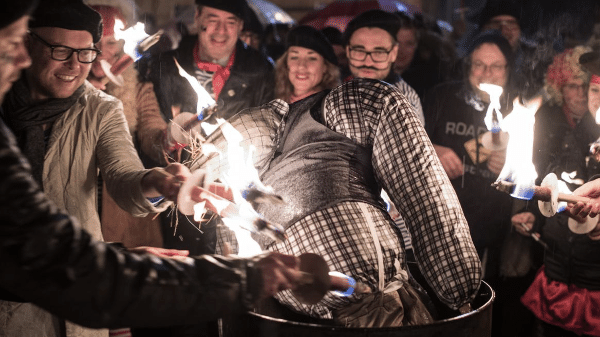 Fim com fogo na Quarta-Feira de Cinzas - picture alliance/dpa/F. Gambarini