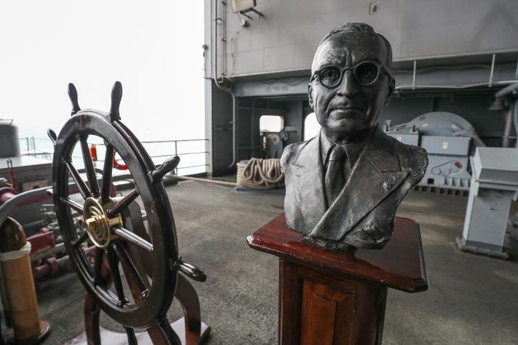 Navio foi batizado em nome ao ex-presidente Harry Truman, que ordenou o lançamento das bombas sobre Hiroshima e Nagasaki Navio foi batizado em nome ao ex-presidente Harry Truman, que ordenou o lançamento das bombas sobre Hiroshima e Nagasaki
