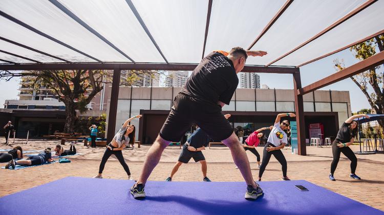 Aula de abdominal em pé no VivaBem no Seu Tempo
