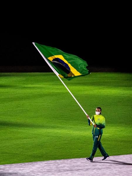 Rebeca Andrade, porta-bandeira do Brasil na cerimônia de encerramento de Tóquio-2020 - Gaspar Nóbrega/COB