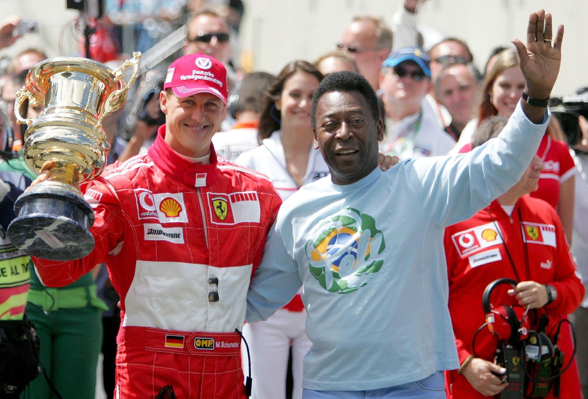 22.out.2006 - Durante o GP do Brasil de Fórmula-1, no Autódromo de Interlagos, em São Paulo, Pelé entregou troféu ao alemão Michael Schumacher, um dos maiores pilotos da história. - Clive Rose/Getty Images