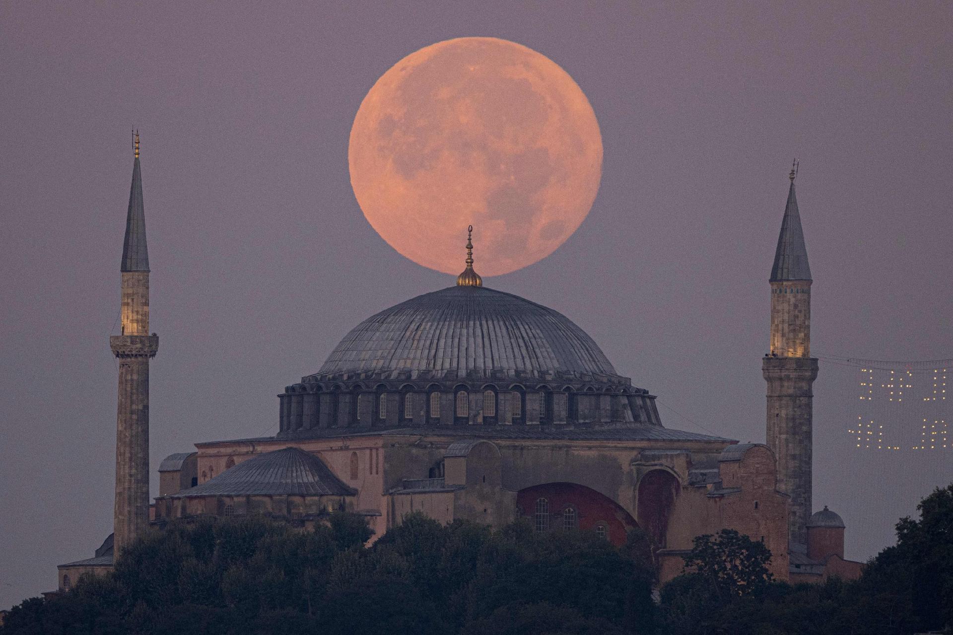 2.ago.2023 - Superlua vista sobre a a mesquita Ayasofya-i Kebir Camii , em Istambul (Turquia) - Yasin Akgul/AFP