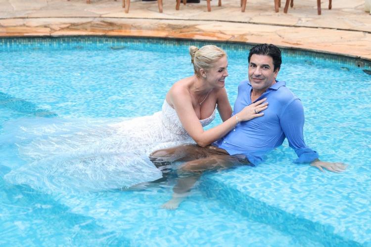 Ana Hickmann e Edu Guedes curtem piscina após noivado