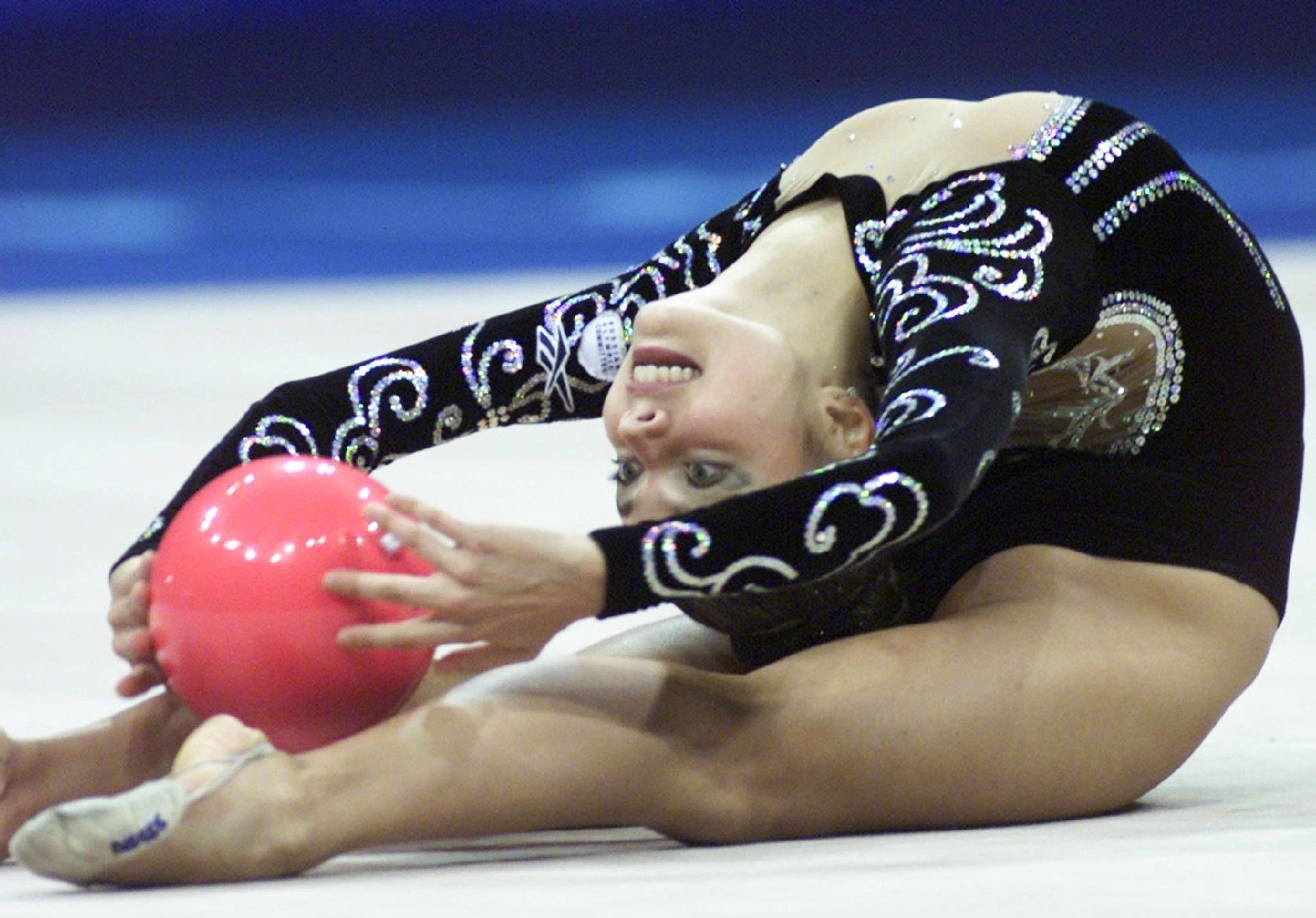 29 September 2000 - Alina Kabaeva giving a presentation at the Olympic Games qualification qualifiers in Sydney, Australia - Kazuhiro Nogi/AFP