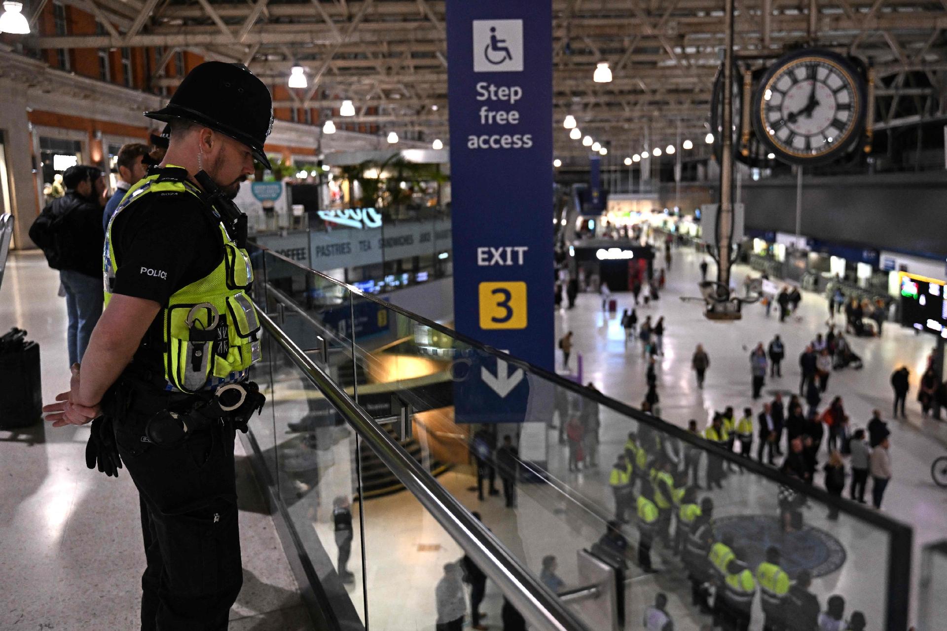 At London's Waterloo railway station, a policeman meets Queen Elizabeth II.  He pays a minute's silence in Elizabeth's honor.