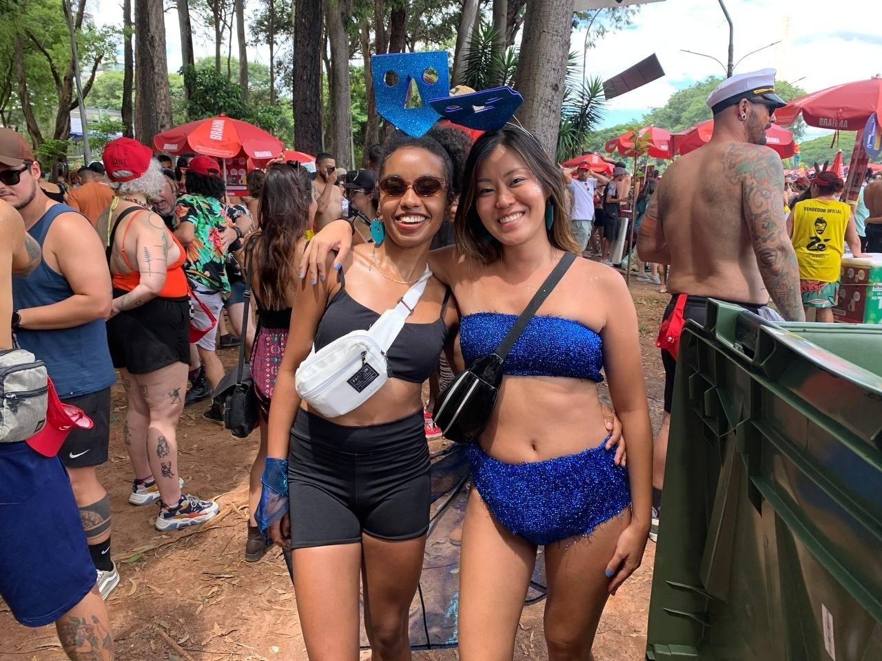 Bruna Santos e Amanda, amigas e fãs do Baiana System, deram dicas de como bater cabeça - Bruna Calazans/UOL