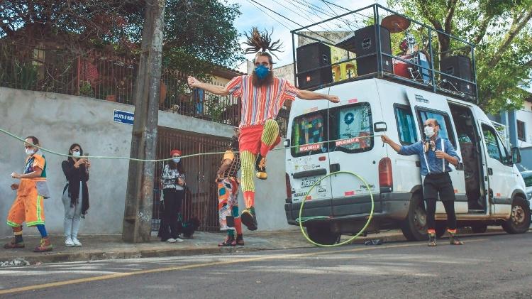 Van é transformada em circo no interior de SP - Divulgação - Divulgação