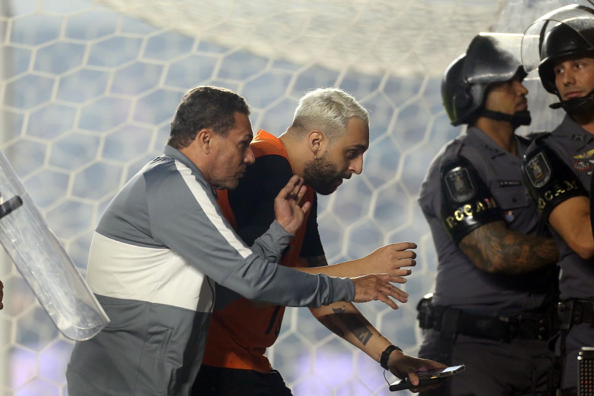 GUILHERME DIONíZIO/CÓDIGO19/ESTADÃO CONTEÚDO - Luxemburgo saiu escoltado do gramado da Vila Belmiro