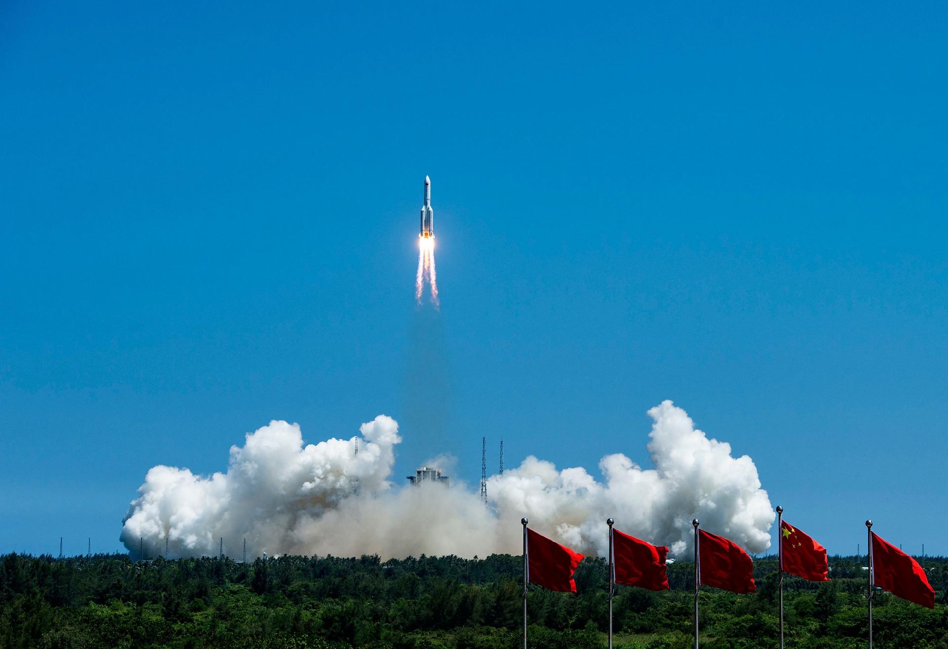 24 de julio de 2022 - Un cohete transporta la segunda unidad desde la estación espacial Tiangong de China momentos después del lanzamiento, en Wenchang, sur de China, el domingo (24) - CNS / AFP