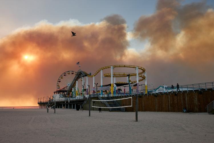 O famoso píer de Santa Mônica coberto pela fumaça dos incêndios em Malibu