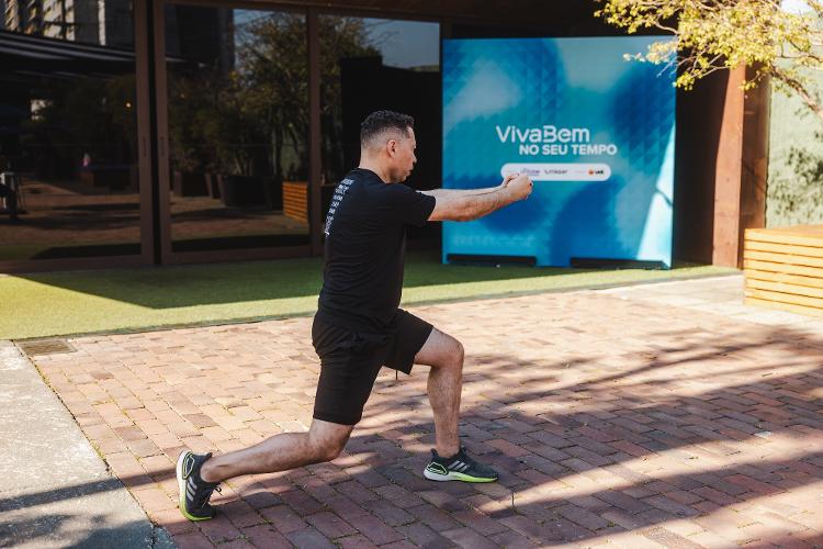 Faça novamente a rotação para a esquerda, só que desta vez com os joelhos mais flexionados, como na posição baixa de afundo.