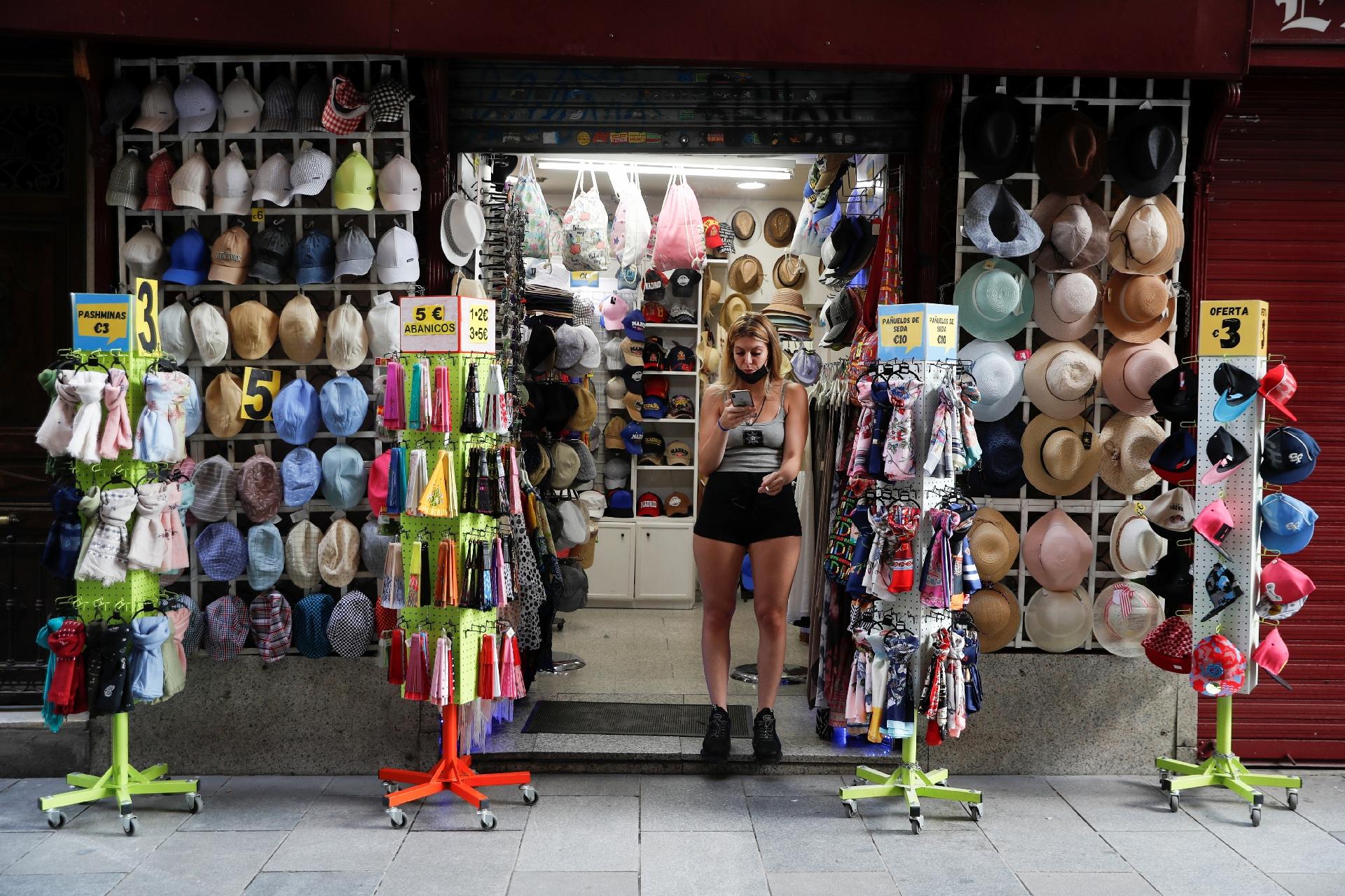 Plaza Mayor, tienda de souvenirs en Madrid, España - Susanna Vera / Reuters