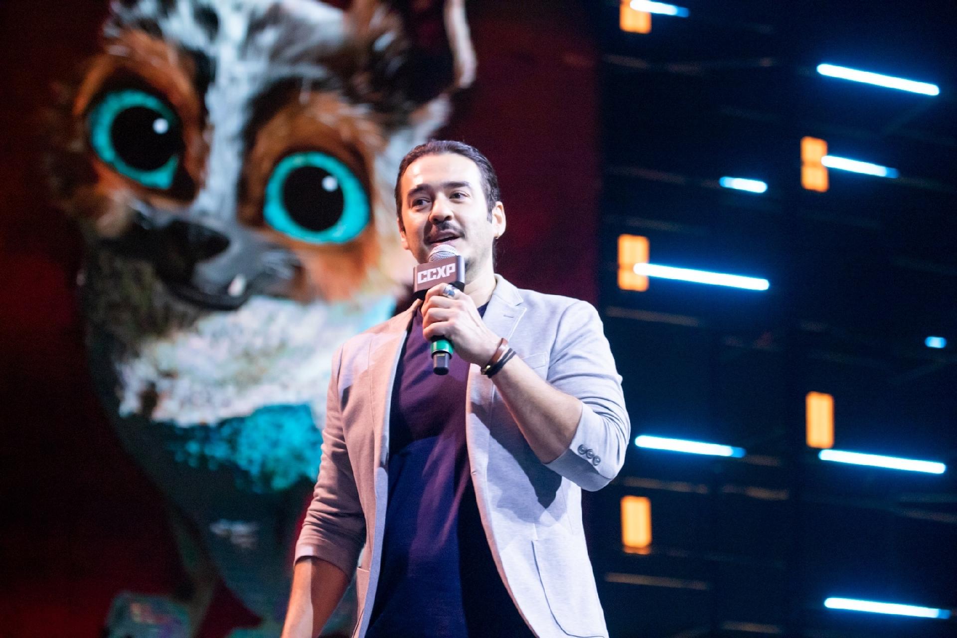 O dublador Marcos Veras no painel de 'Gato de Botas 2: O Último Pedido' na CCXP - Patrícia Devoraes/Brazil News