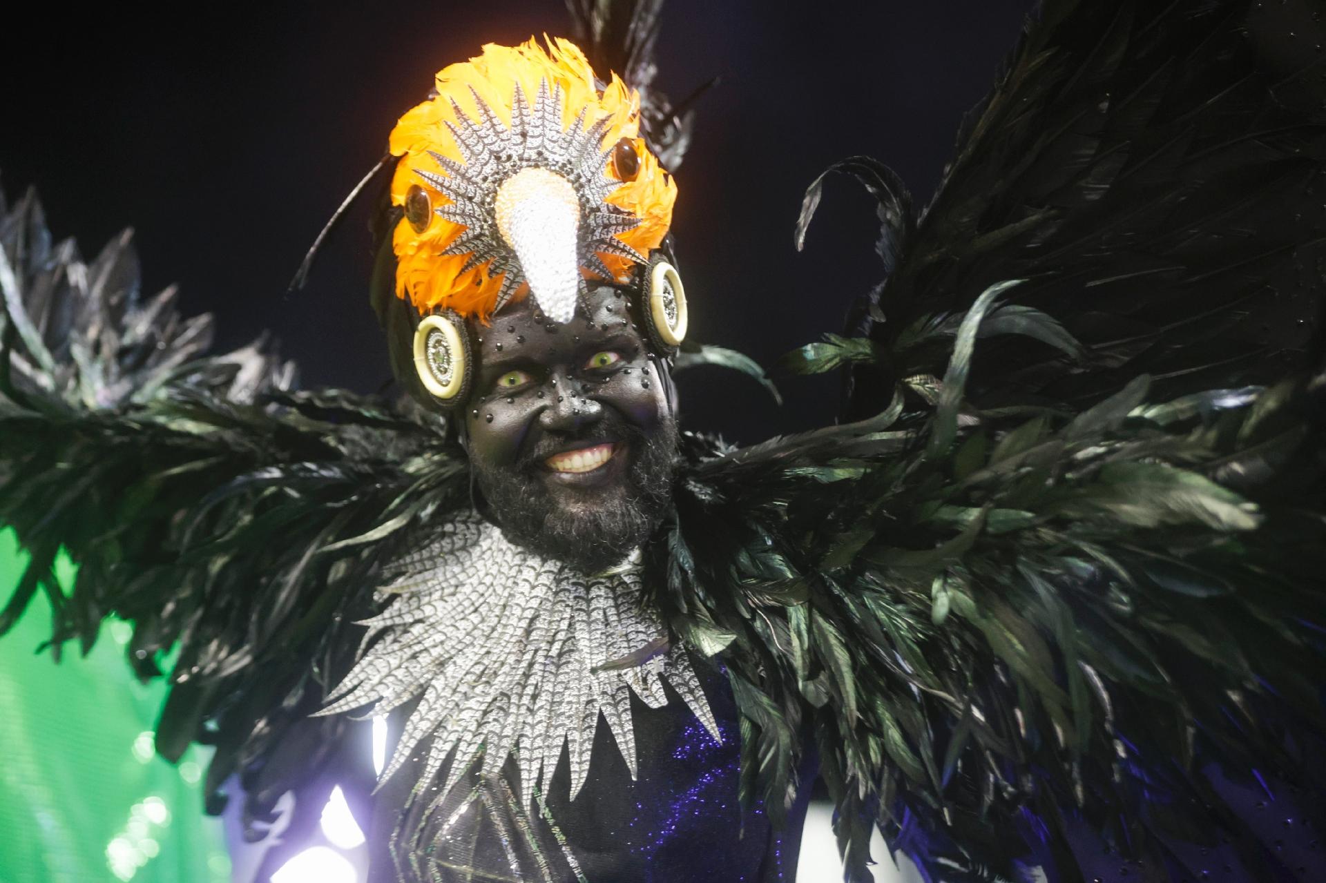 Corvo batalhou com indígena na comissão de frente da Barroca Zona Sul - Ricardo Matsukawa/UOL