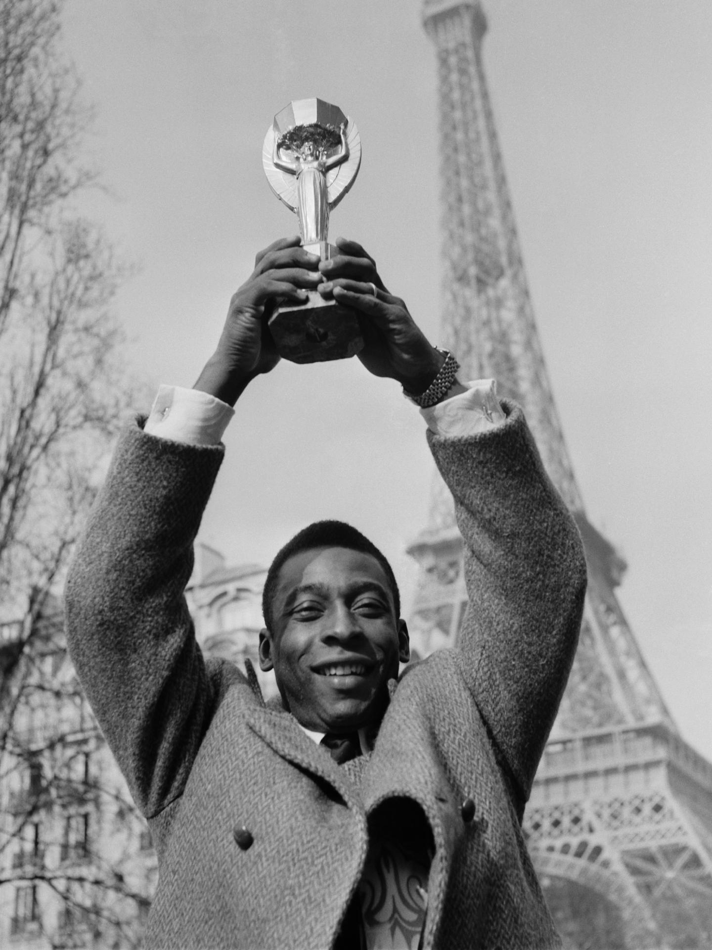 Na imagem, Pelé foi fotografado em frente à Torre Eiffel, em Paris, na França, segurando o troféu da Copa do Mundo conquistado em 1970. - Getty Images