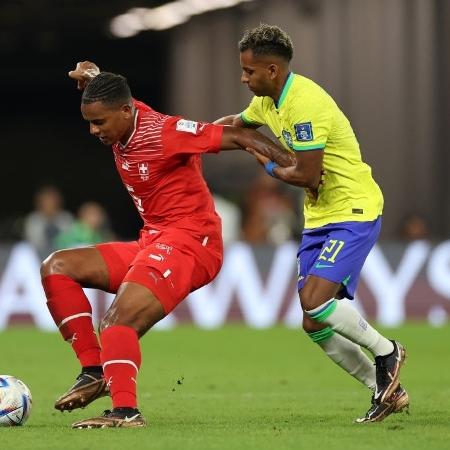 Manuel Akanji, da Suíça, e Rodrygo, do Brasil, disputam lande durante partida da Copa - Patrick Smith - FIFA/FIFA via Getty Images