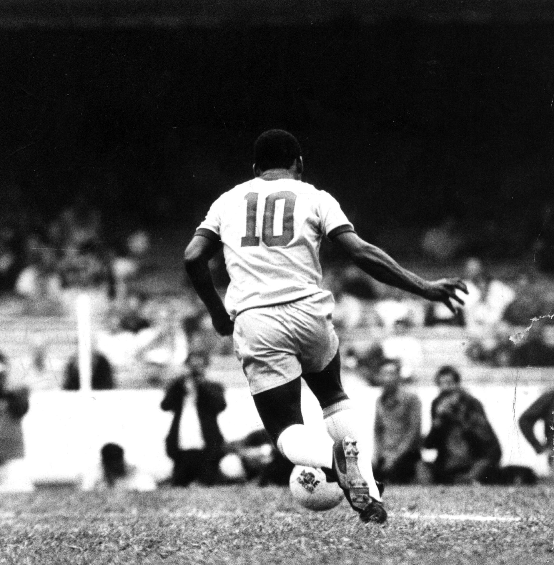 11/07/1971 - Pelé em ação no jogo amistoso entre Brasil e Áustria, no estádio do Morumbi (SP). Este foi o penúltimo jogo do craque, que marcou sua despedida pelos campos de São Paulo, vestindo a camisa da Seleção. O jogo terminou empatado em 1 a 1. - Domicio Pinheiro/Estadão Conteúdo