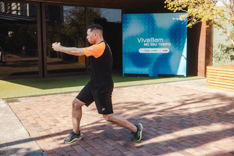 Volte para a posição inicial e depois gire o tronco para o outro lado, mantendo a perna direita flexionada à frente do corpo e a esquerda atrás, aproximando o joelho do solo.