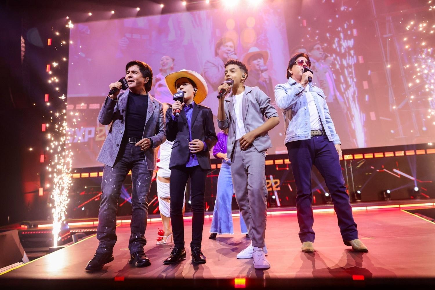 Chitãozinho e Xororó apareceram de surpresa no painel do Globoplay no último dia de CCXP - Manuela Scarpa/Brazil News