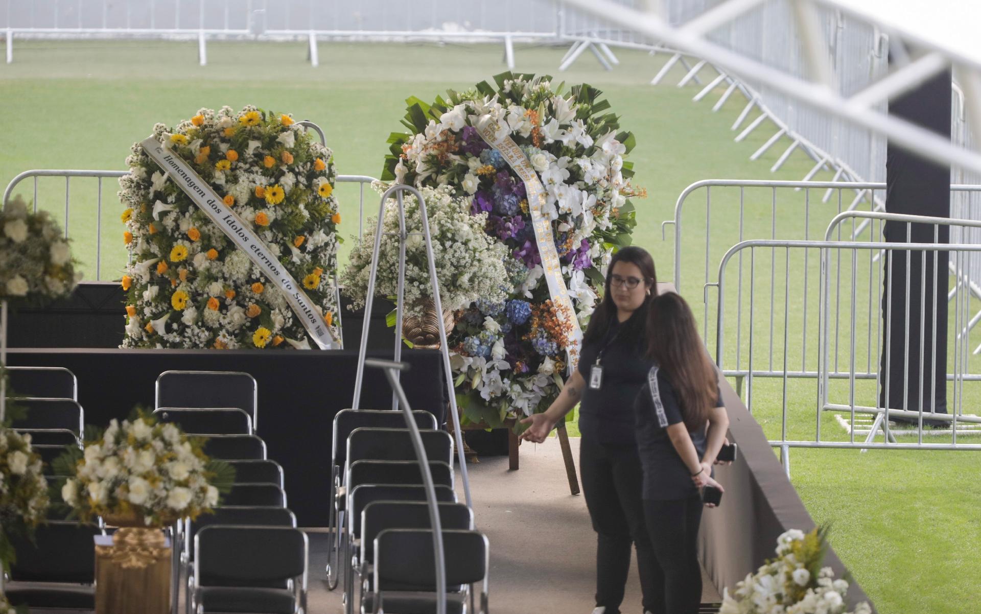 Wreaths at King Pele's wake, at Villa Belmero - Marcelo Justo / UOL