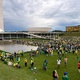 Após serem retirados de dentro do Congresso, os terroristas passaram a sentar à frente do prédio, entre os espelho d'água como tática para não serem retirados. - Lucas Borges Teixeira/UOL
