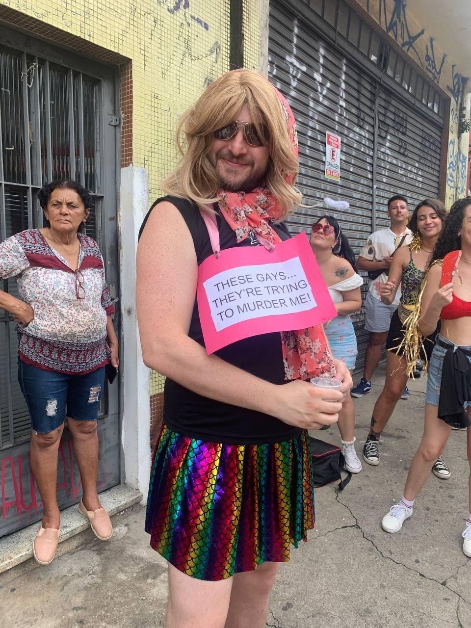 Marco Pequeno se inspira em 'The White Lotus' para fantasia no bloco Jetre Mon Amour, no Bixiga - Bruna Calazans/UOL