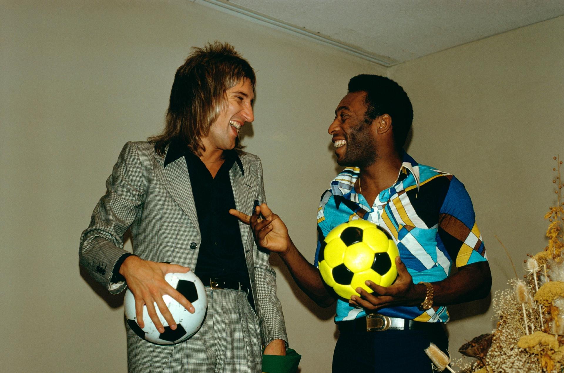 O cantor Rod Stewart foi fotografado sorridente ao lado do ex-jogador brasileiro Pelé. - Steve Morley/Redferns