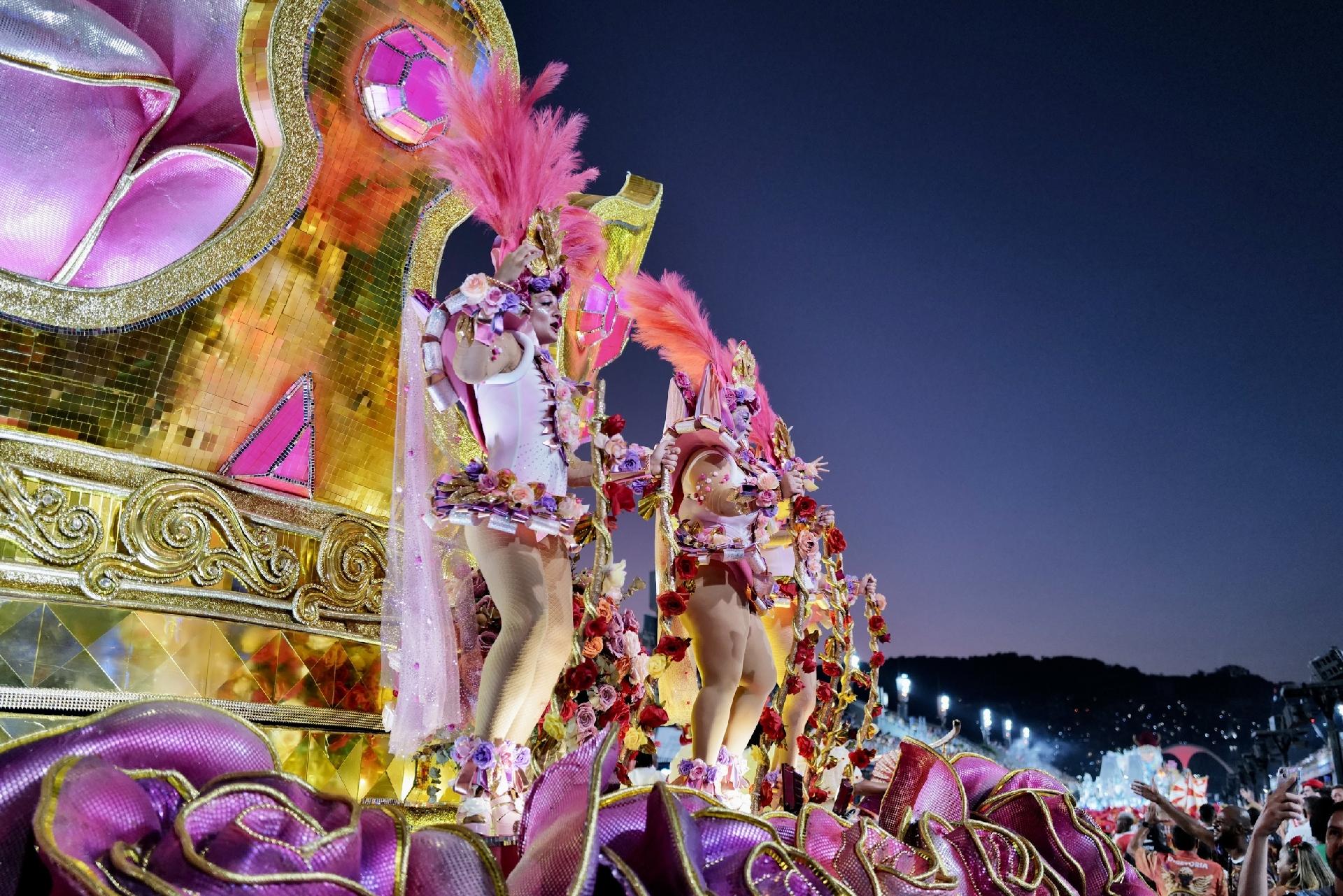 A escola de samba contou a história de Rosa Maria Egipcíaca - Lucas Landau/ UOL