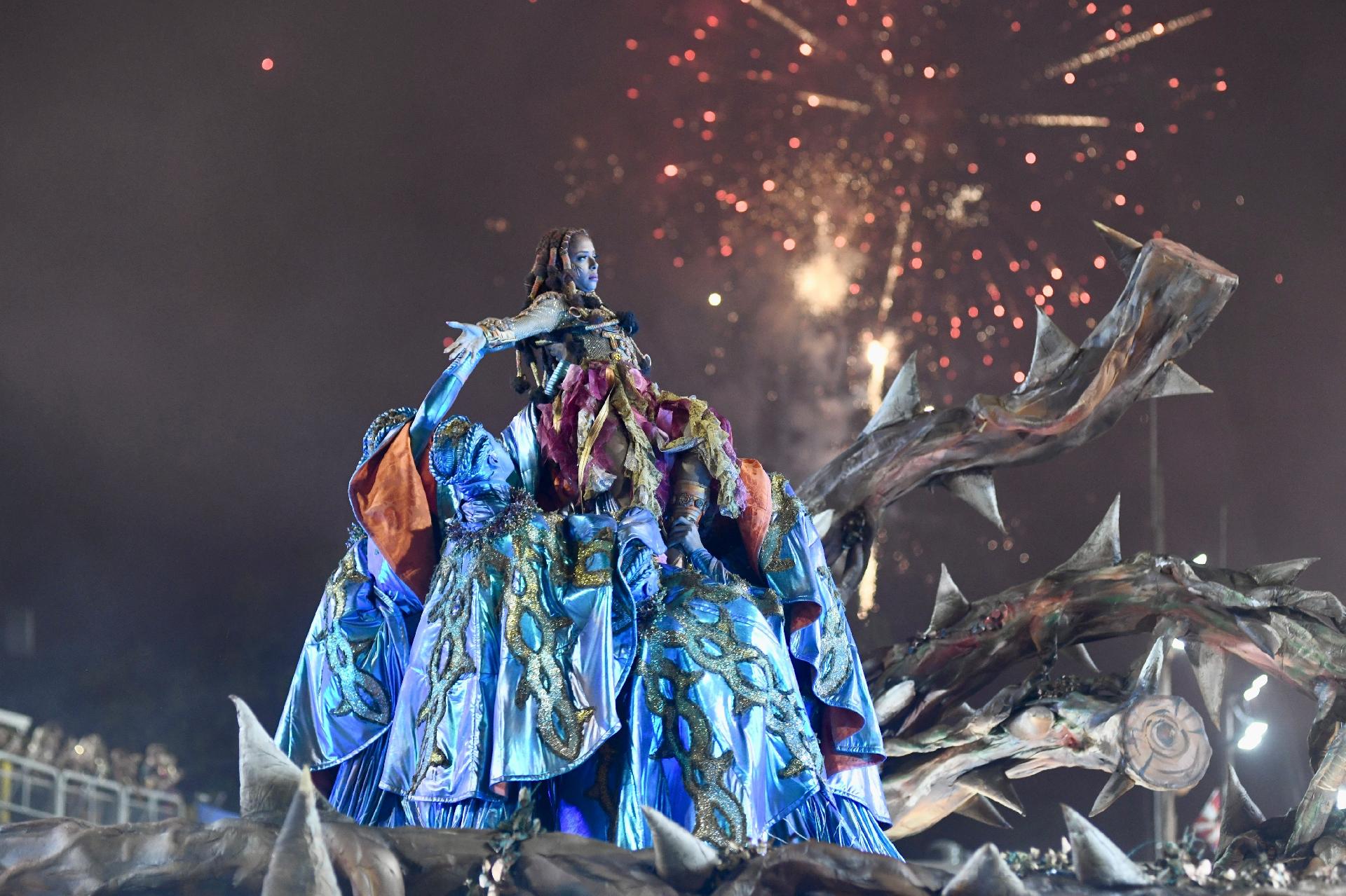 O desfile também contou com referências africanas e da igreja católica; a homenageada foi acusada de ser herege - Lucas Landau/ UOL