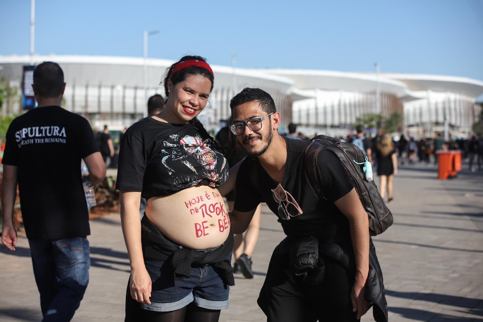 Mulher grávida curte Rock in Rio ao lado do marido - Zô Guimarães/UOL