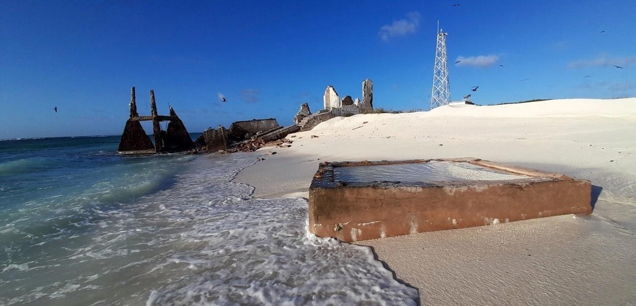Ruínas da antiga casa do faroleiro e cisterna, de 1887; e antigo farol que funcionou de 1935 a 1967. Em primeiro plano, tanque da época das empresas de pesca, possivelmente, para salgar os peixes - Arquivo Pessoal