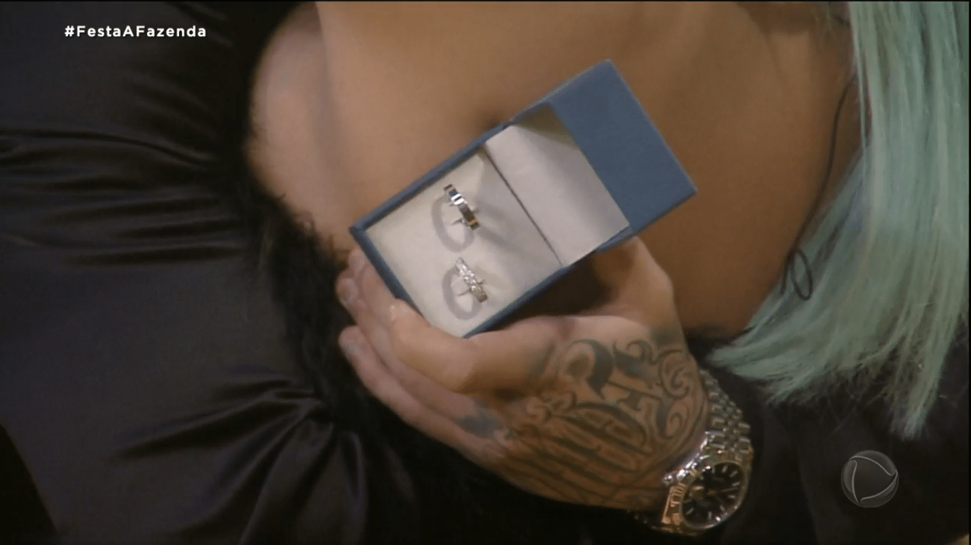 A Fazenda 2022: Thomaz presenteia Tati com aliança - Reprodução/PlayPlus