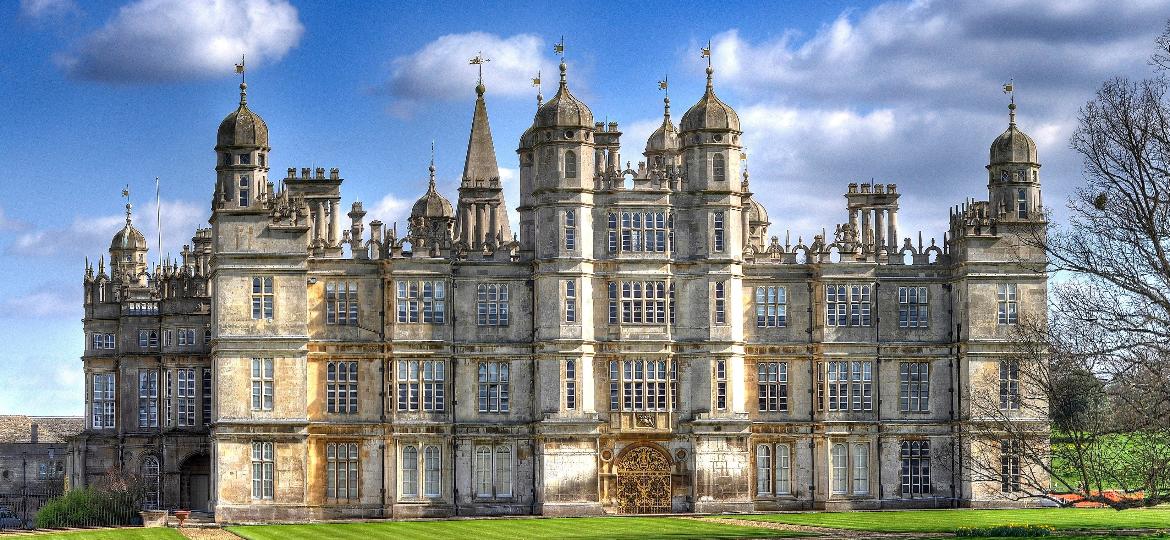 O Burghley House, em Lincolnshire, na Inglaterra, foi usado para gravar as cenas relacionadas ao Castelo de Windsor - Reprodução