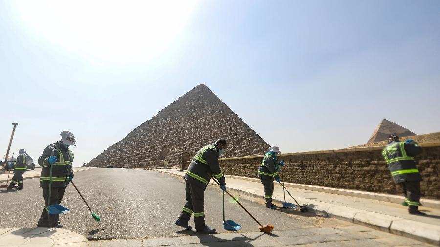 Trabalhadores desinfetam área de pirâmides do Egito após interdição - Getty Images