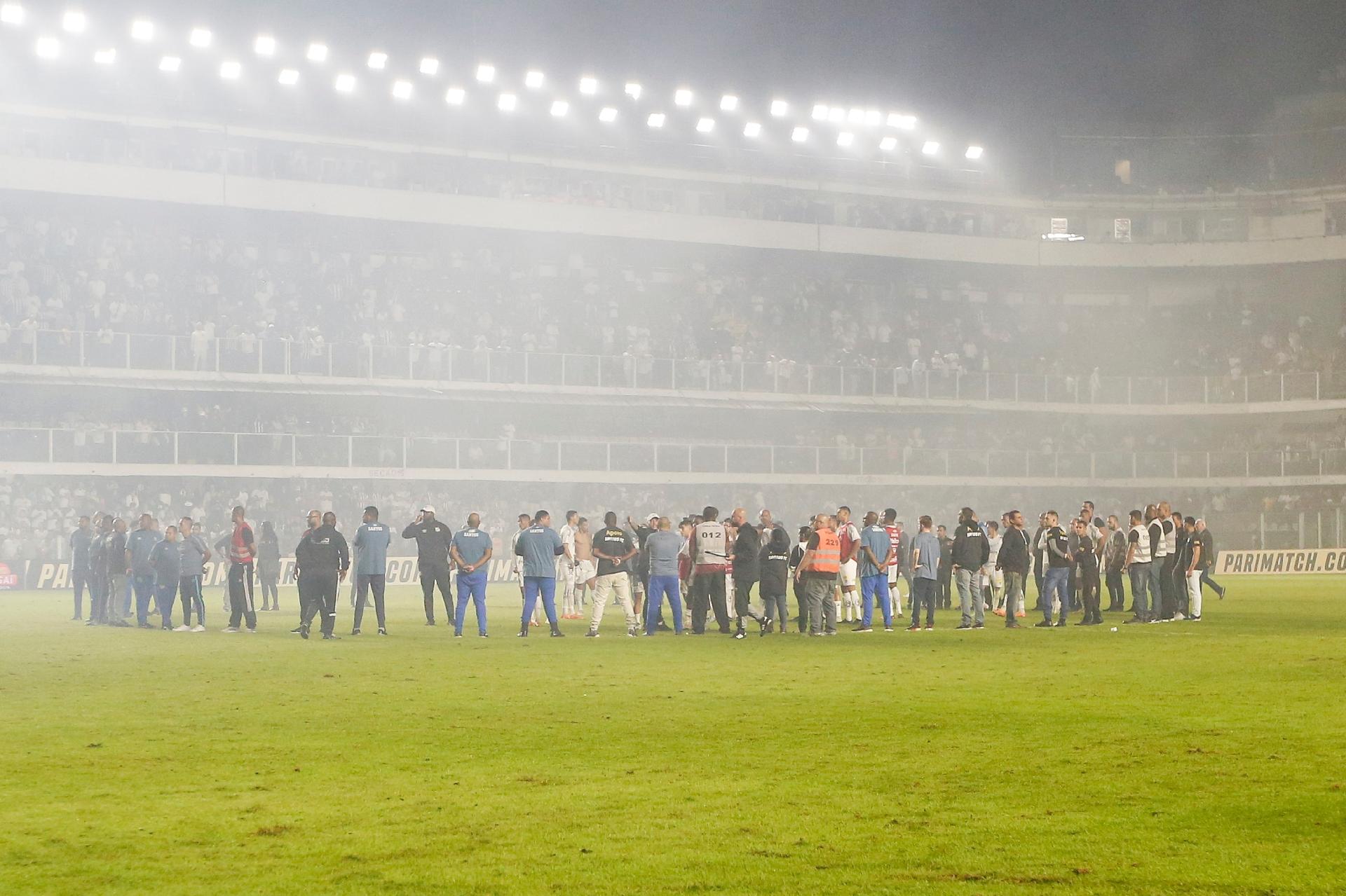 Ricardo Moreira/Getty Images - Jogadores do Santos se reúnem no circulo central após não conseguir deixar o gramado da Vila Belmiro