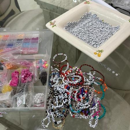 Beatriz Morrone faz pulseiras em casa com a família