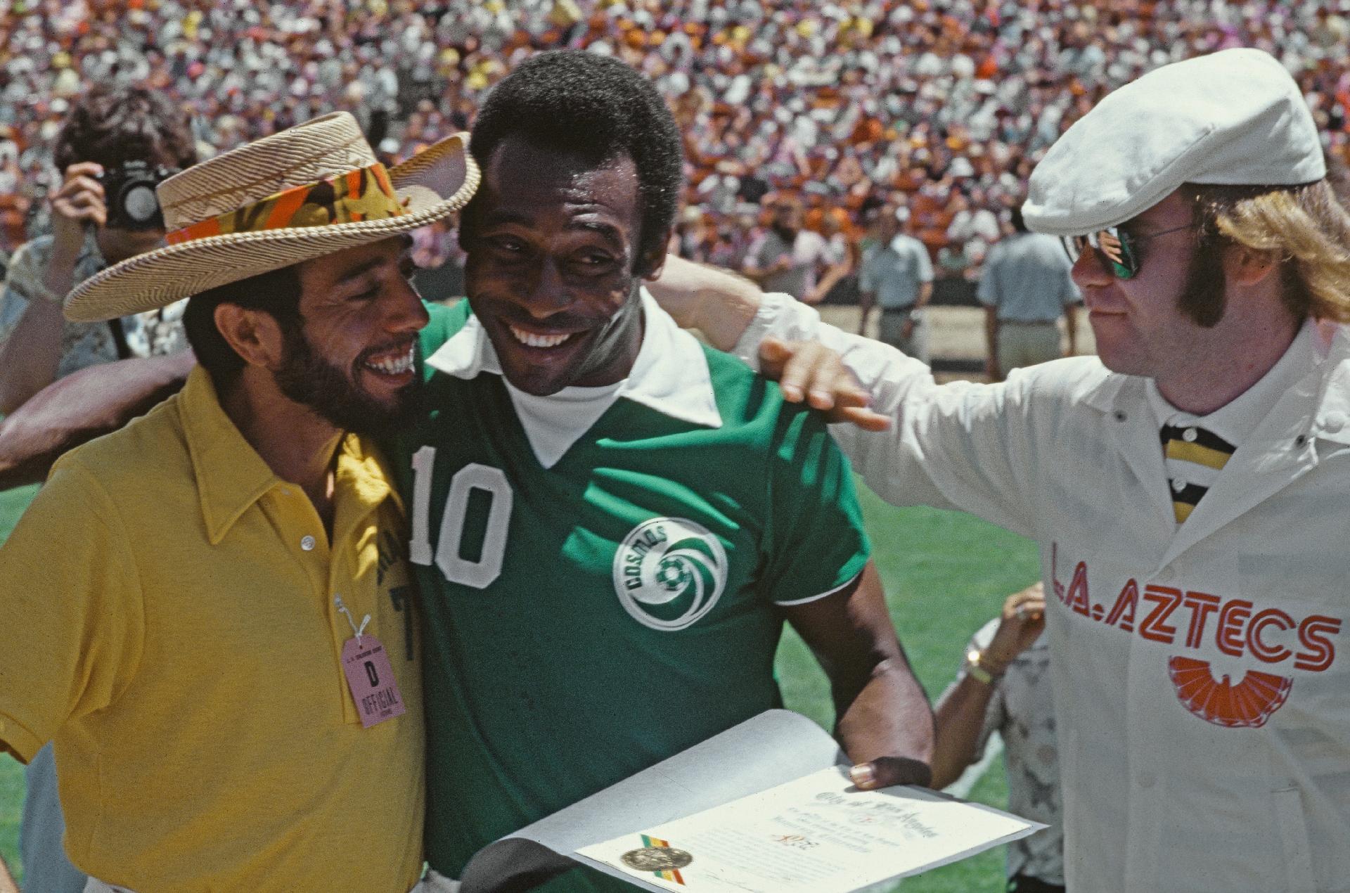 Da esquerda para a direita: o músico Sérgio Mendes, Pelé e o cantor Elton John, em Los Angeles (EUA), em 2 de julho de 1977. Na ocasião, Pelé recebeu o título de cidadão honorário da cidade norte-americana. - Michael Ochs Archives/Getty Images