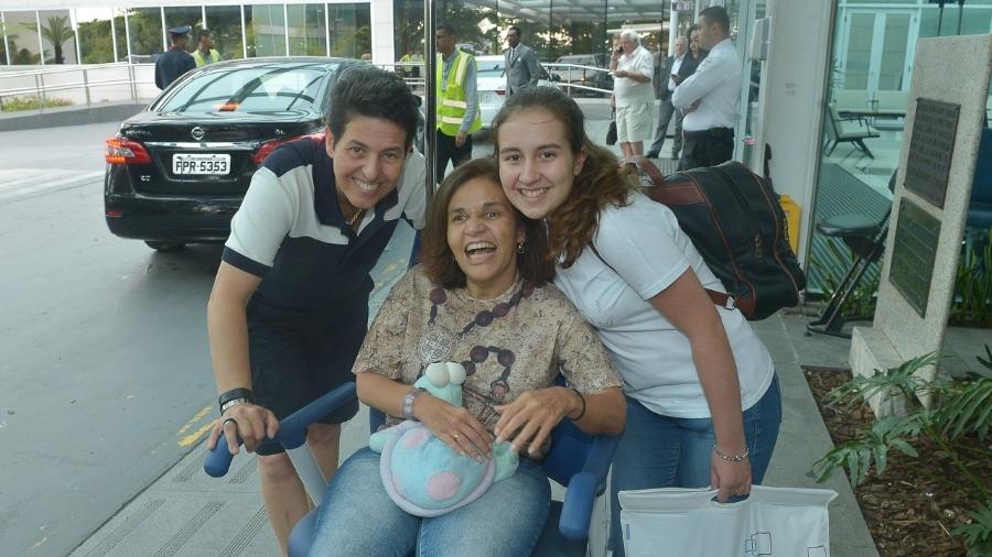 Claudia Rodrigues deixa Hospital Albert Einstein acompanhada da empresária Adriane Bonato e da filha Iza - AgNews