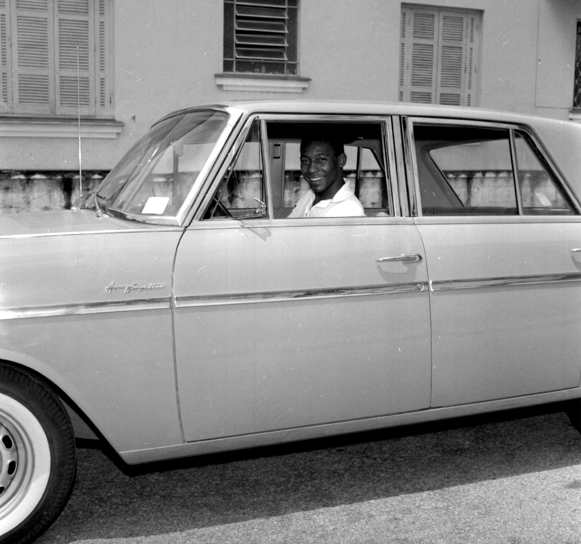 20/01/1963 - Pelé recebe de presente o primeiro automóvel modelo Aero Willys. - Vizzoni / AE