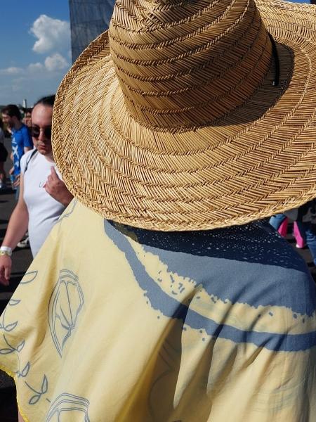 Primavera Sound: público usa chapéu e cangas de praia para se proteger do sol